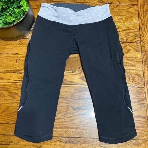lululemon Fast Free Cropped Capri Leggings Mesh Black/Silver Size 4. - Picture 2 of 8